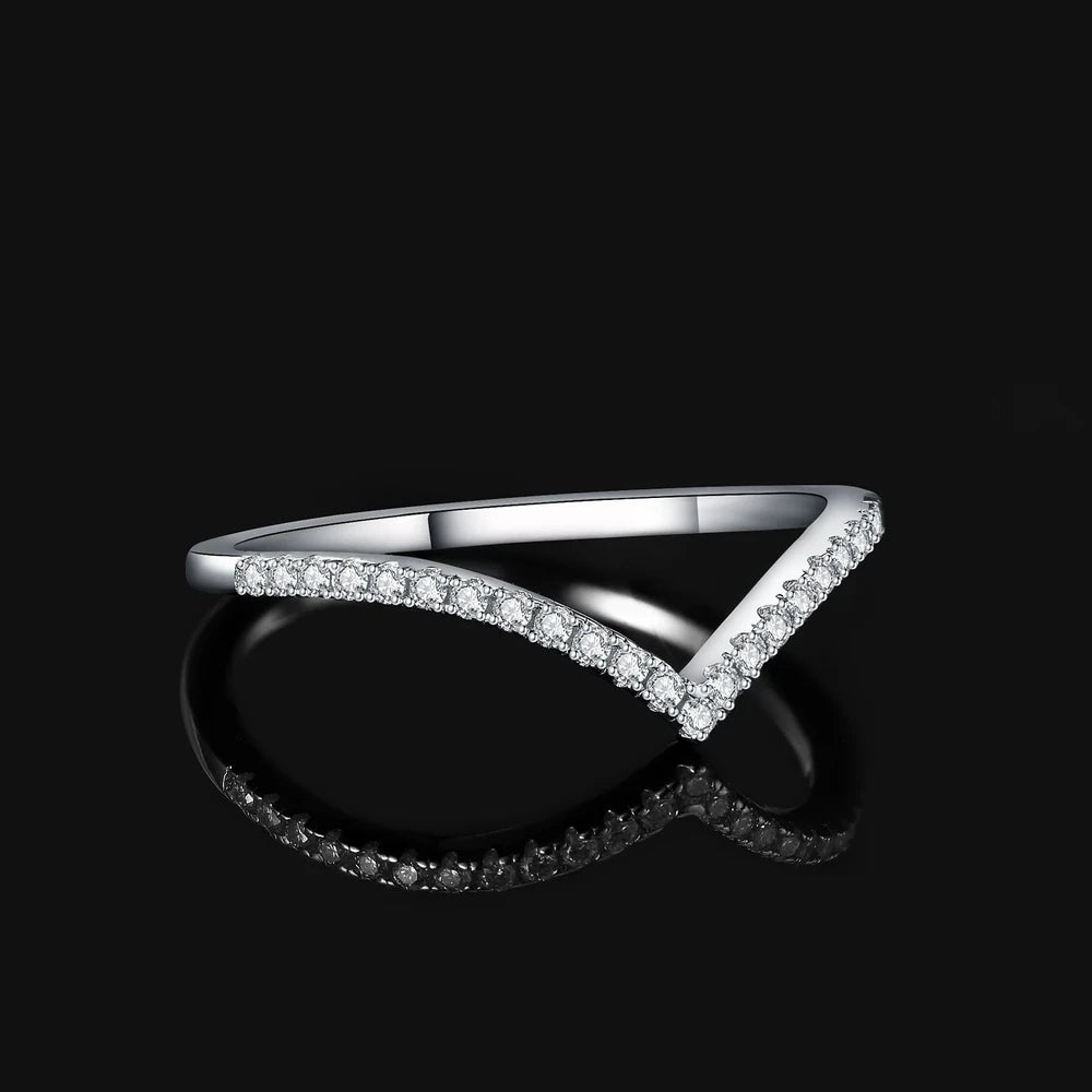 V-shaped ring with infinite shine