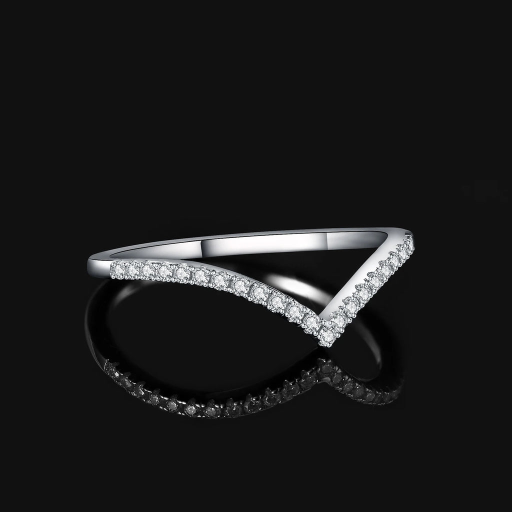 V-shaped ring with infinite shine