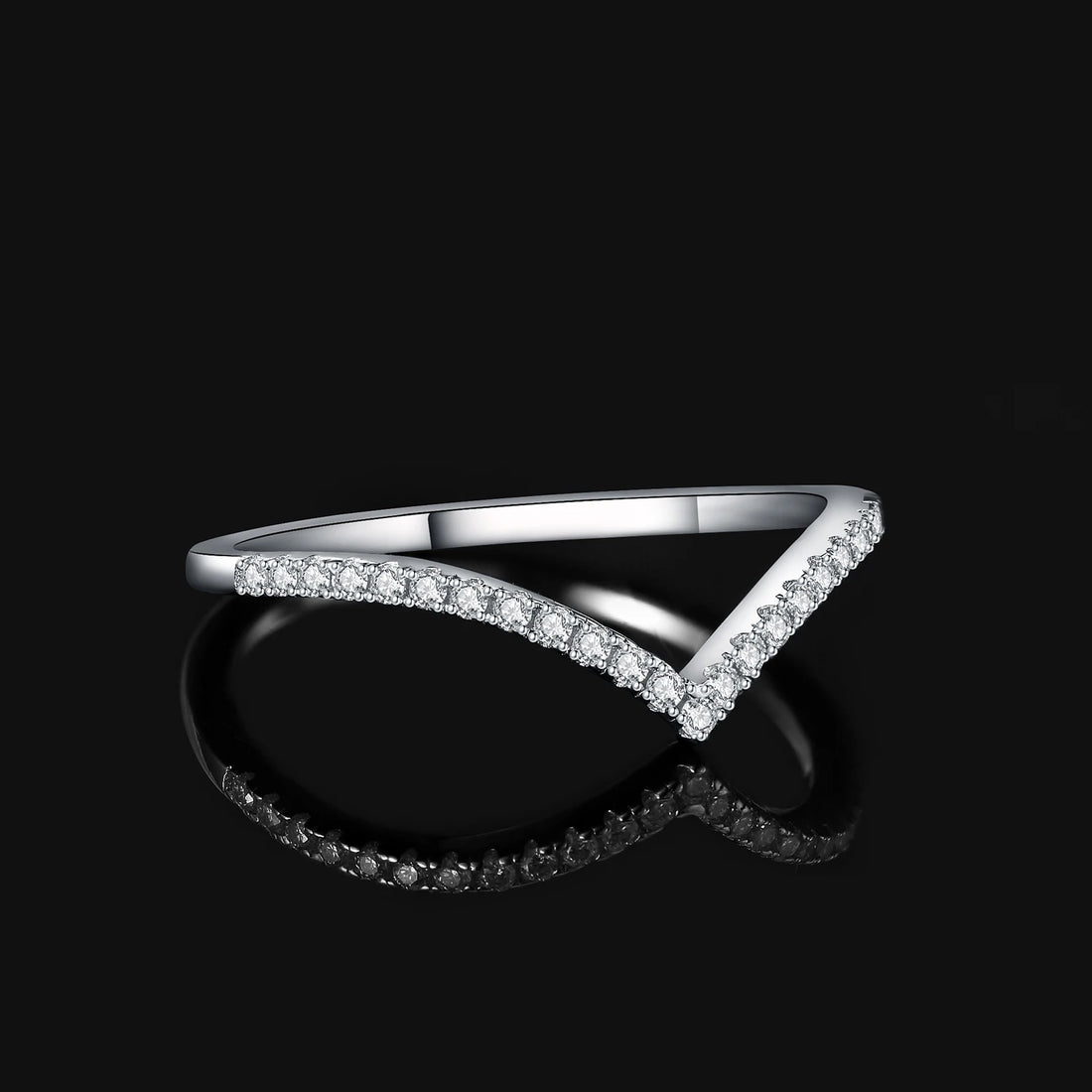 V-shaped ring with infinite shine